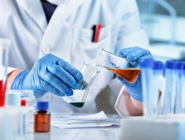 chimique Scientist mixing chemical liquids in the chemistry lab. Researcher working whit fluids in flasks in the chemical laboratory